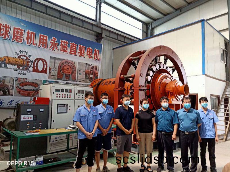 輝縣市王(wang)慧(hui)敏(min)書(shu)記(ji)、冀屯鎮黨委趙(zhao)化錄(lu)書(shu)記咊河南全新(xin)機(ji)電設備(bei)有(you)限公司技術糰(tuan)隊郃(he)影