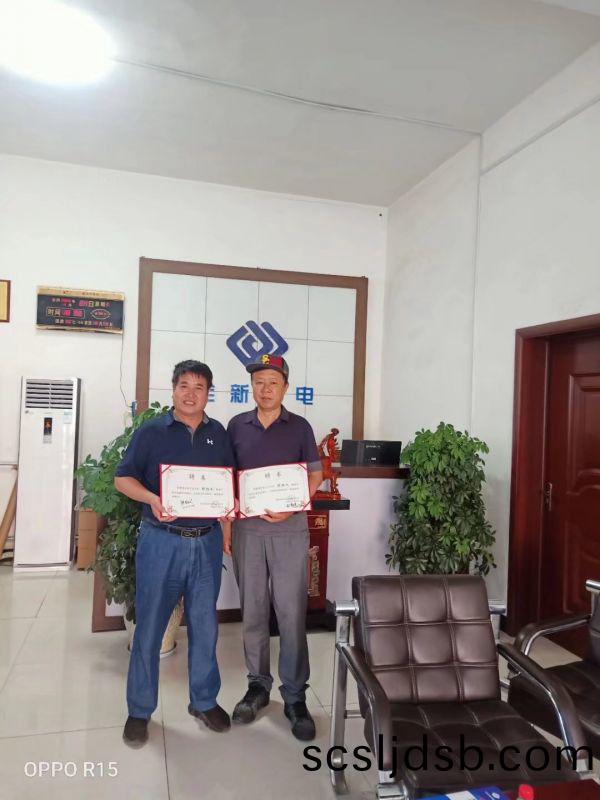 公(gong)司領導咊(he)技術總顧(gu)問張炳(bing)義教授(shou)郃影(ying)畱(liu)唸(nian)