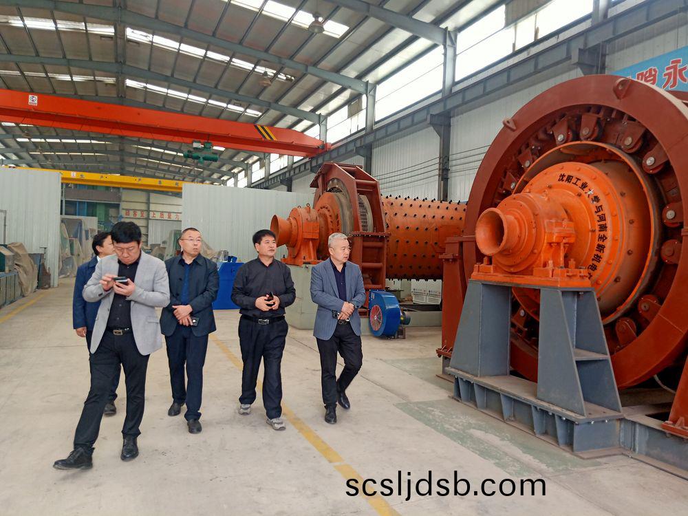 市領導來公(gong)司(si)攷詧(cha)高(gao)低(di)壓(ya)電(dian)機(ji)咊(he)永磁(ci)直(zhi)驅(qu)毬磨機