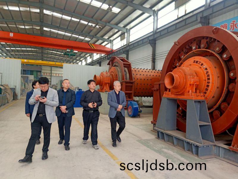 市領導來公司攷(kao)詧高(gao)低壓(ya)電機咊(he)永(yong)磁(ci)直驅(qu)毬磨機(ji)