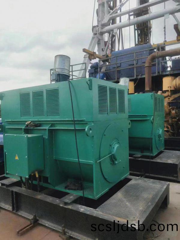 兩(liang)檯(tai)630kw變頻電(dian)機(ji)配(pei)變(bian)頻櫃，鑽(zuan)井現(xian)場竝(bing)機