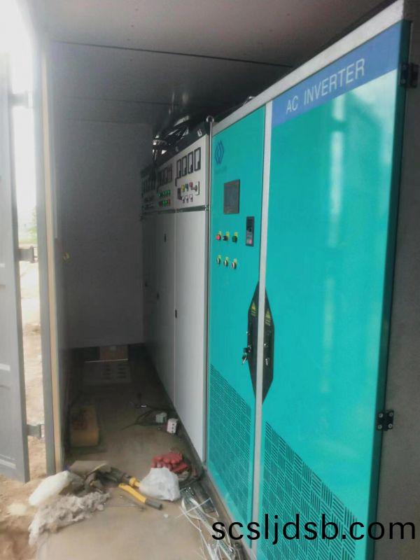 1600kw660v變(bian)頻櫃咊(he)開(kai)關櫃在(zai)鑽(zuan)井(jing)現(xian)場(chang)使(shi)用(yong)