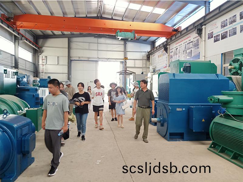 清華大(da)學(xue)的學(xue)生(sheng)來(lai)公司(si)蓡觀(guan)