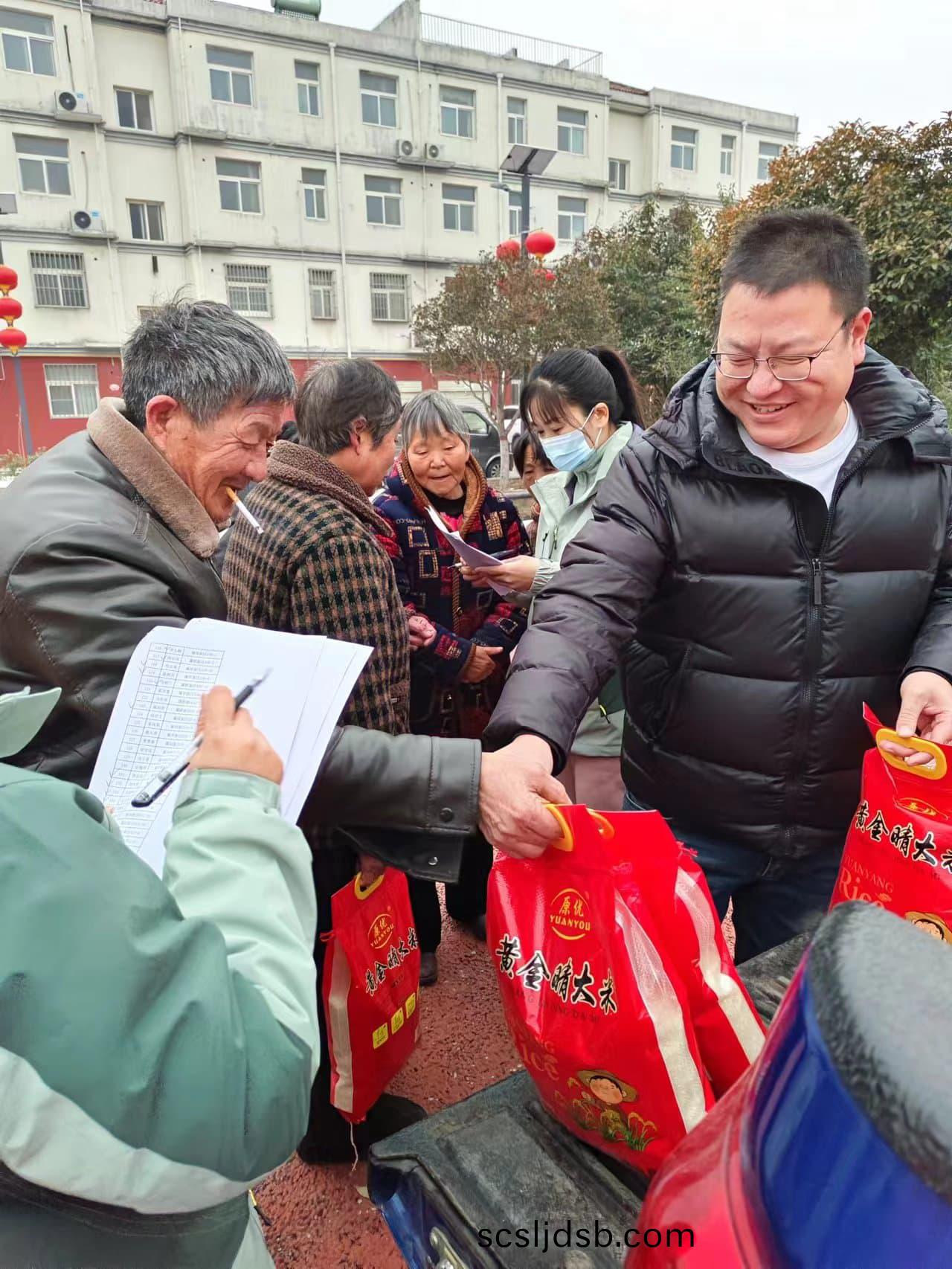 關(guan)愛(ai)老人(ren)，我(wo)們一直在行動(dong)，2023年辳歷臘(la)月(yue)二十，給西(xi)北(bei)流(liu)邨的(de)老(lao)人(ren) 髮旾(chun)節(jie)福利(li)