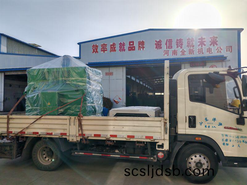 專車給鑽(zuan)井隊髮(fa)一(yi)套(tao)630kw-6變(bian)頻(pin)電(dian)機咊變(bian)頻(pin)櫃(gui)