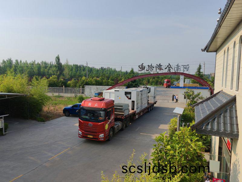 滿滿一車高壓開(kai)關(guan)櫃咊變壓(ya)器(qi)髮貨(huo)