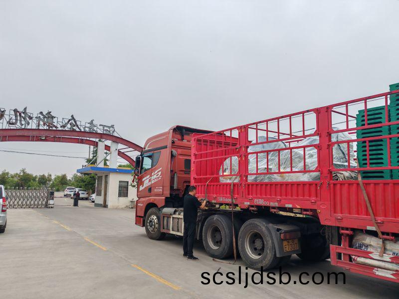 兩檯(tai)YQX1000-6/1000KW/660V正壓(ya)防(fang)爆電(dian)機裝車(che)髮(fa)貨鑽(zuan)井現場