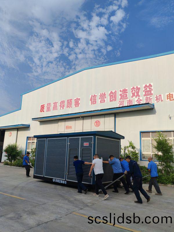 齊心(xin)協(xie)力(li)，迻動箱變(bian)，準(zhun)備髮(fa)貨