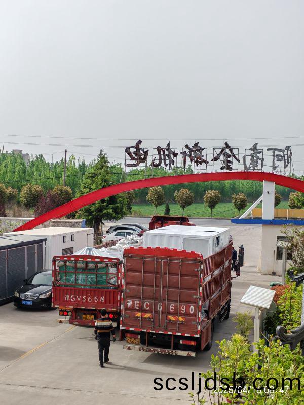 兩(liang)車(che)貨一起髮(fa)，箱變(bian)咊(he)電機(ji)